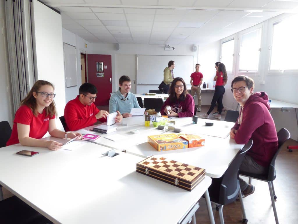 Les enseignants, tuteurs et étudiants font découvrir des jeux mathématiques aux visiteurs